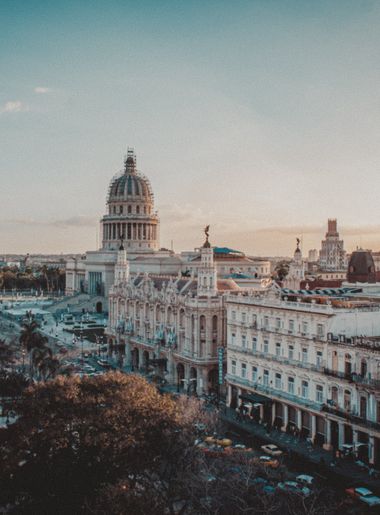 Blick auf Theater, Kapitol und Botschaft bei Sonnenuntergang im Zentrum Havannas